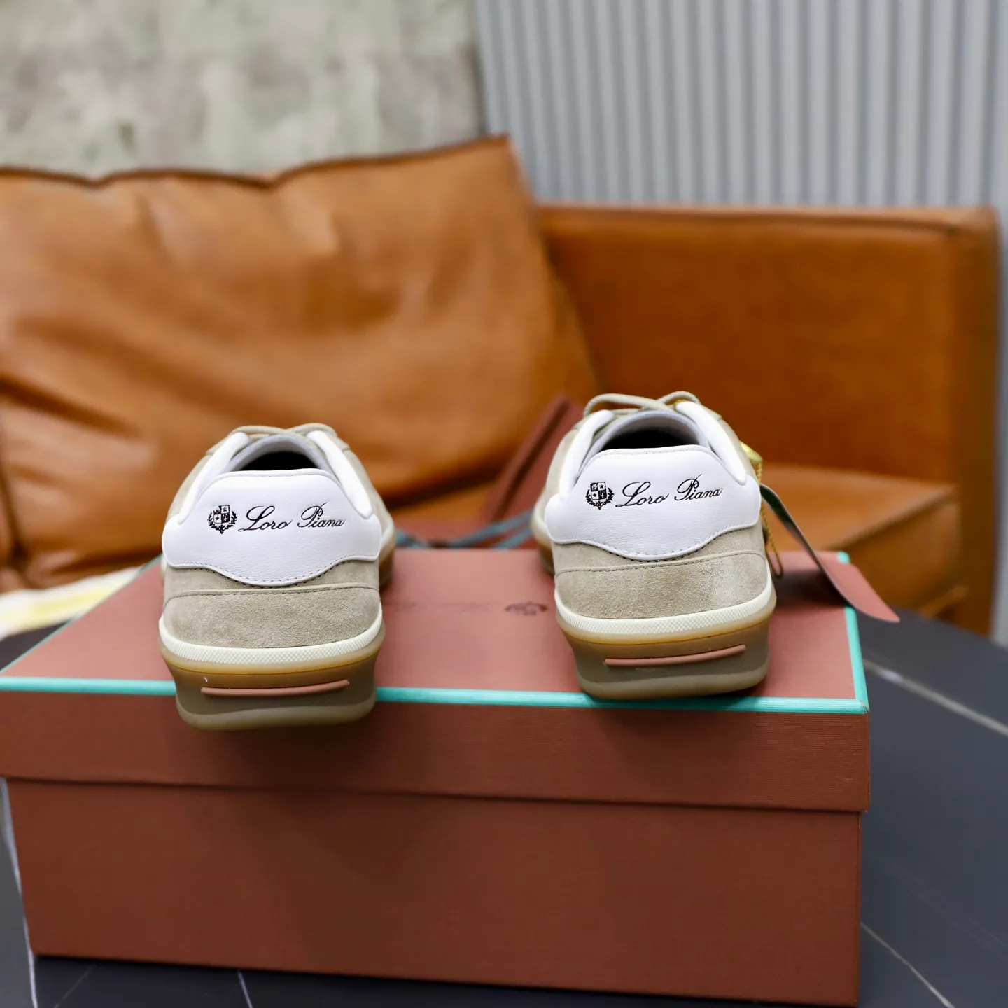 Ex-factory price: 560💰Loro Riana men’s moral training sneakers! Made from high-quality materials and designed in a low-cut silhouette, it offers an elegant and stylish look that's suitable for year-round wear. The unique double-layer sole aesthetic design, caramel cup-shaped outsole is decorated with off-white rubber trim, creating an attractive color combination. Pair with tailored pieces or jeans for a sophisticated yet casual look. The heel is decorated with soft cow leather tongue with Kummel color inserts and cotton laces with embossed LP logo. Upper: cow split suede. Lining: original thickened soft sheepskin. Size: 38-39-40-41-42-43-44 (customized in 45.46)